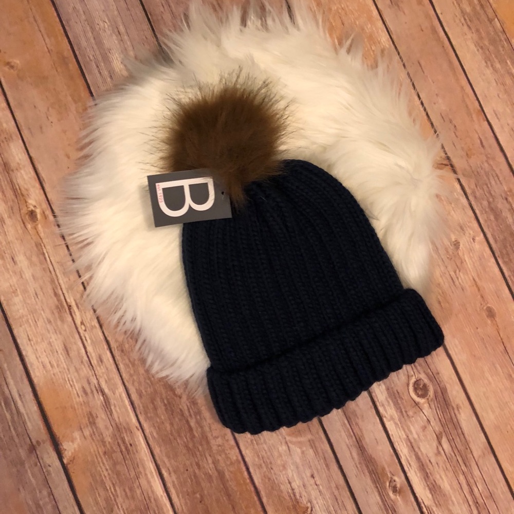 B winter pom pom hat 💕 ❄️❄️❄️